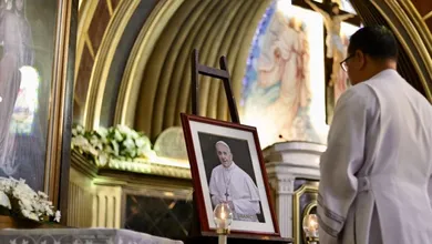 La Iglesia Católica entra en un período de duelo que se extiende durante nueve días.