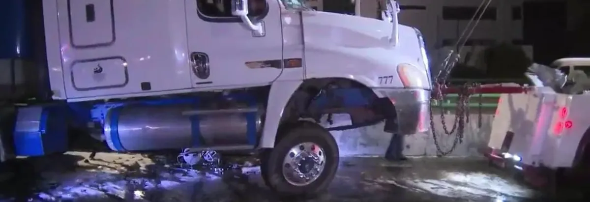 ¡Cuidado! Cerrada la México-Toluca por accidente de tráiler