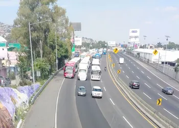 Unos 70 camiones avanzan hacia la CDMX y complican la circulación en Ecatepec.