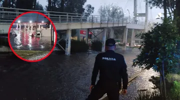 Tromba provoca caos vial y encharcamientos en Toluca