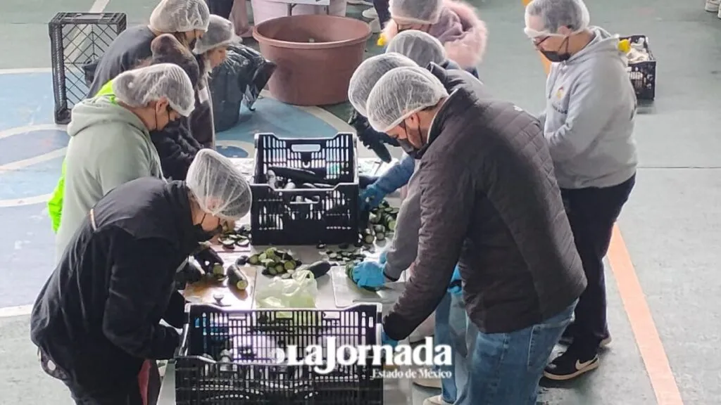 ‘Operación Pollo’ reparte 4 mil cenas navideñas a personas vulnerables en Toluca