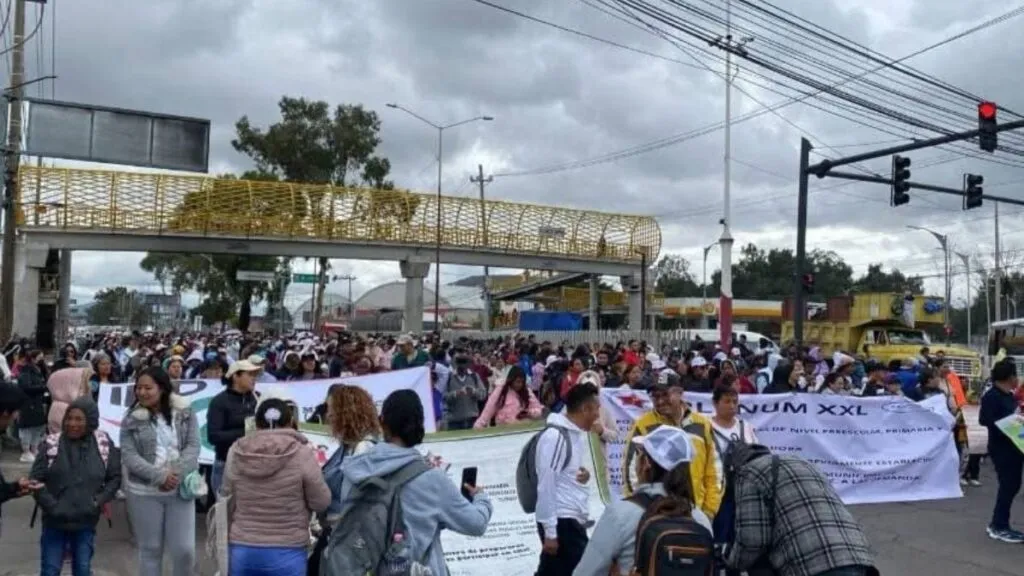 Maestros de la CNTE toman caseta 7 de la México-Puebla