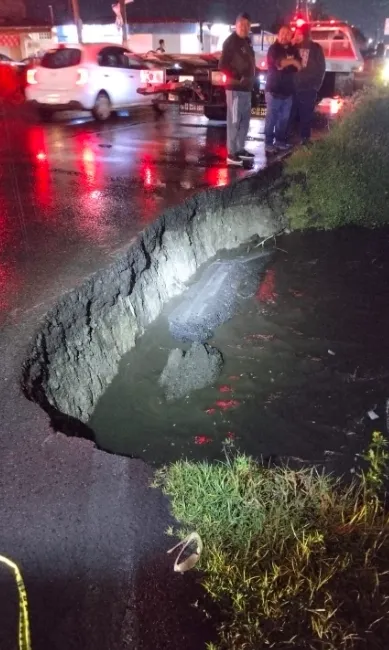 Auto cae en río de aguas negras en límites de Toluca y Otzolotepec