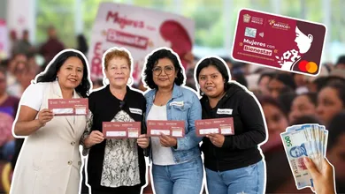 Nuevas beneficiarias de Mujeres con Bienestar Edomex reciben su tarjeta para acceder al apoyo bimestral de 2 mil 500 pesos.