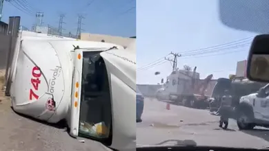 Tráiler vuelca en Circuito Exterior Mexiquense