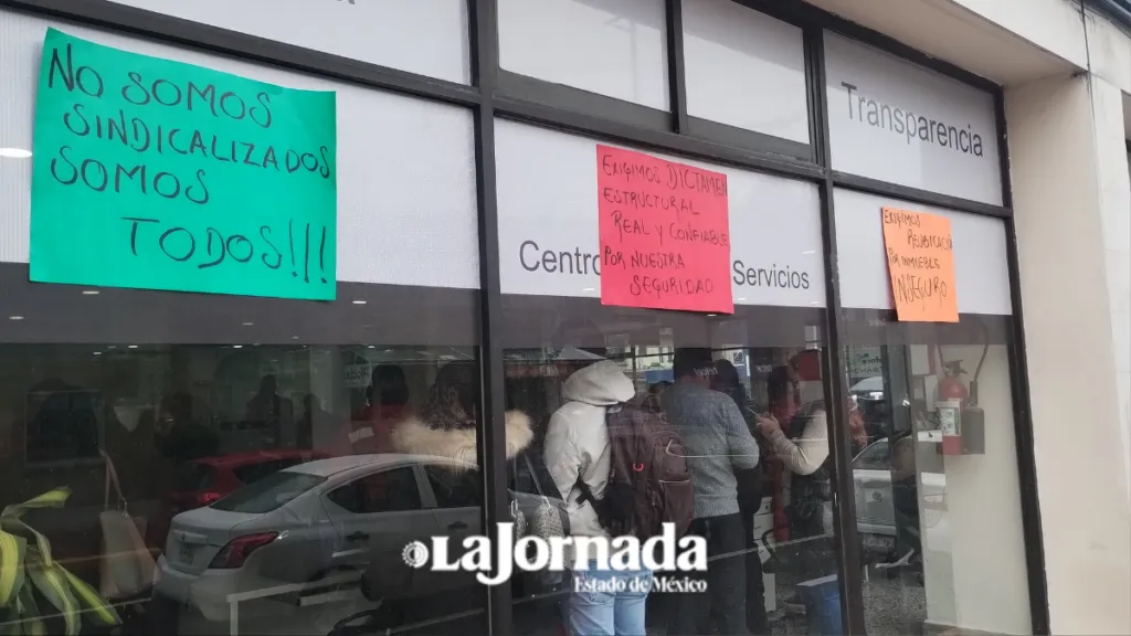 Trabajadores de Riesgos Sanitarios en Toluca piden cierre de su edificio