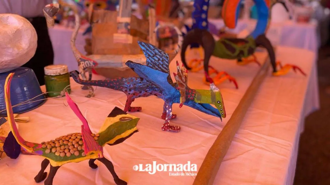 Artesano libera seres que habitan en su mente mediante la cartonería