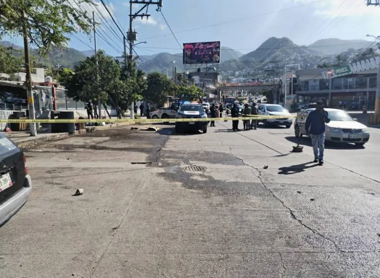 VIDEO: Aparecen dos cadáveres con huellas de tortura flotando en el mar en Acapulco