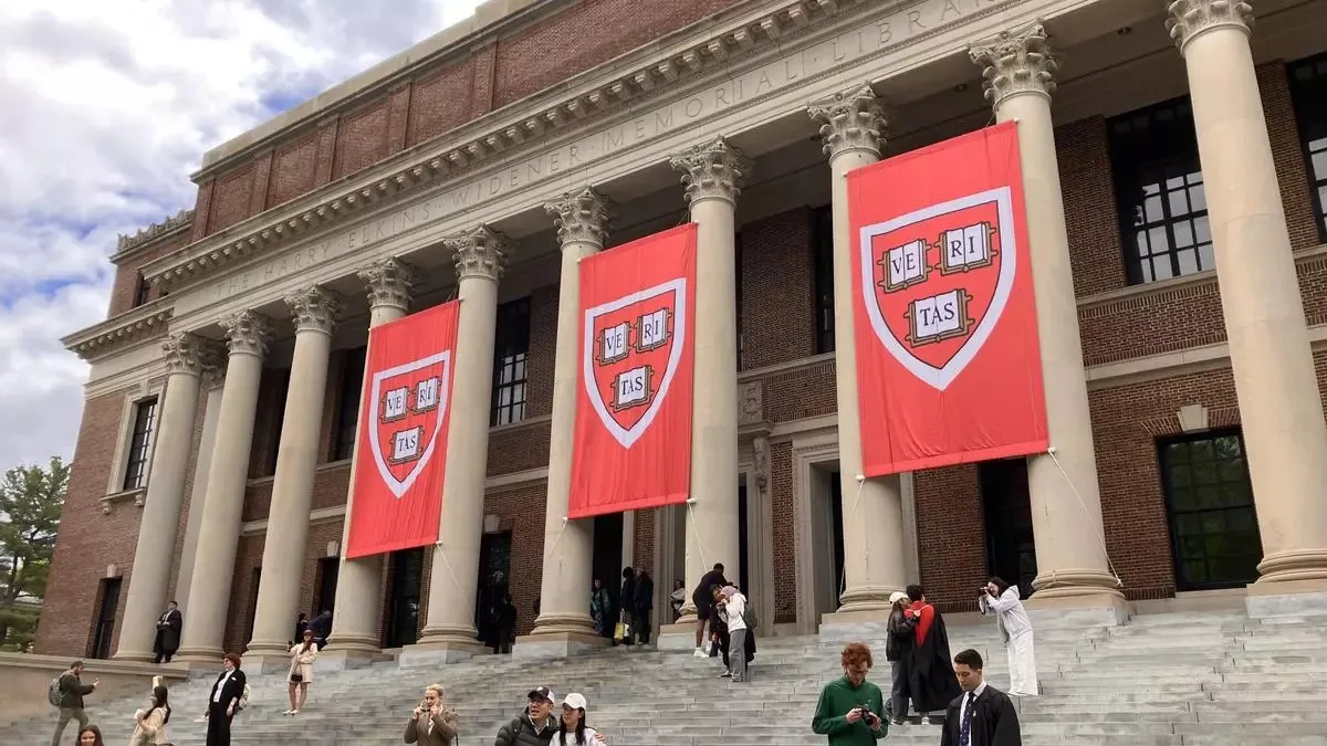 Trump busca cancelar contratos con Harvard