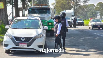 Toluca retira motocicletas y vehículos mal estacionados para combatir el caos vial.