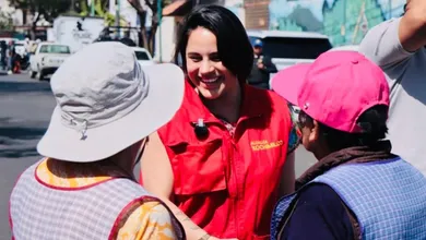 Personal de la Alcaldía Xochimilco realizando trabajos de mantenimiento en el Barrio de Xaltocan.