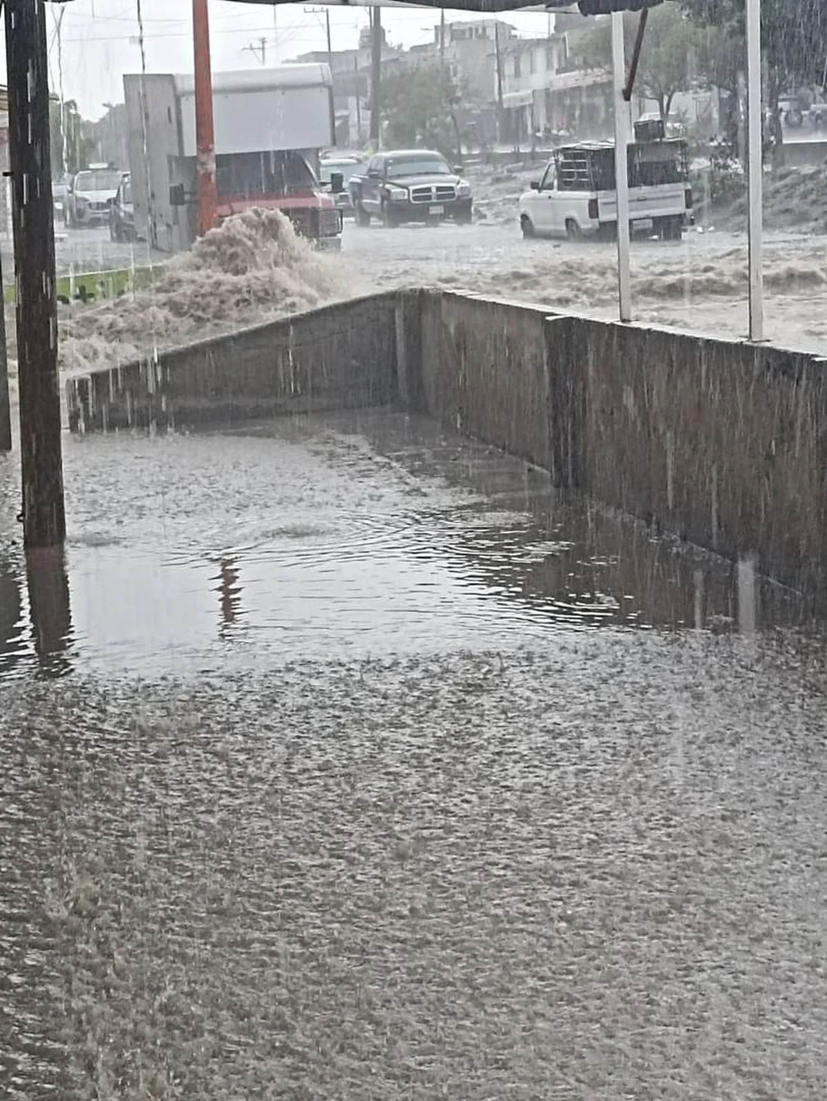 Ecatepec: por inundaciones en tras fuerte lluvia suspenden servicio de Mexibús