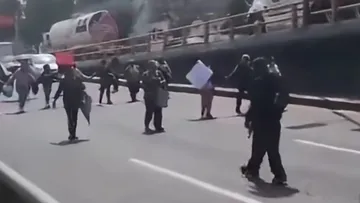 Pacientes de diálisis marchan para exigir insumos médicos en Edomex