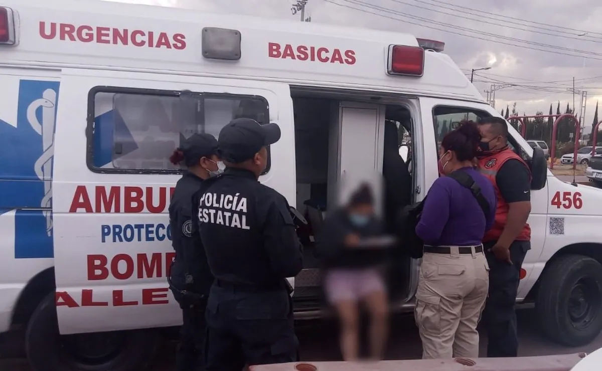 Evitan rescatistas que mujer se arrojara de un puente peatonal en Valle de Chalco