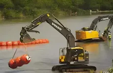 La idea es continuar con la medida sin precedente impuesta por el gobernador republicano de Texas, Greg Abbott, quien en 2023 ordenó la construcción de una valla flotante, ahora muro de boyas, de 1.6 kilómetros entre Eagle Pass y Piedras Negras, Coahuila.
