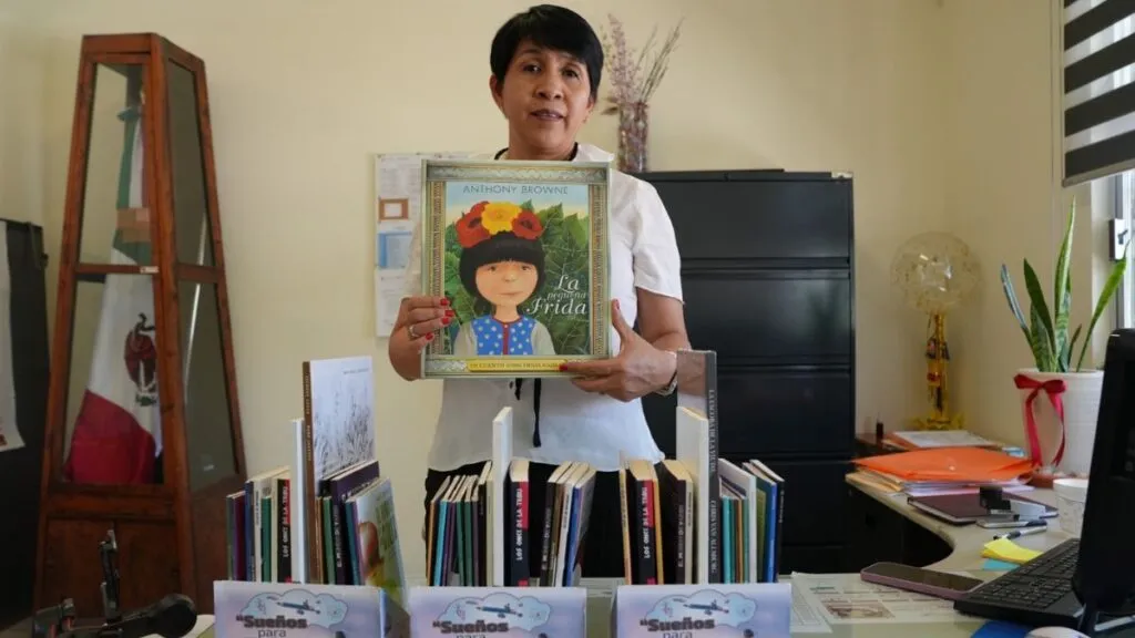 Escuelas de Nezahualcóyotl reciben libros como regalo
