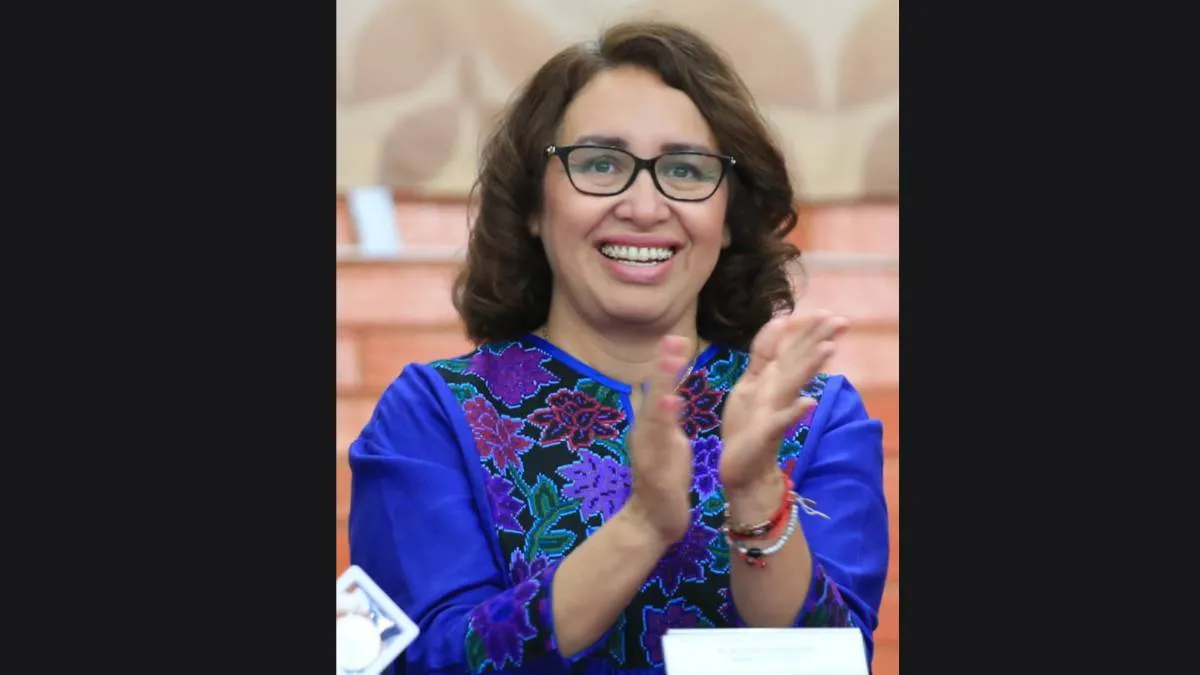 Buscará Azucena Cisneros respaldo para alumnos de excelencia