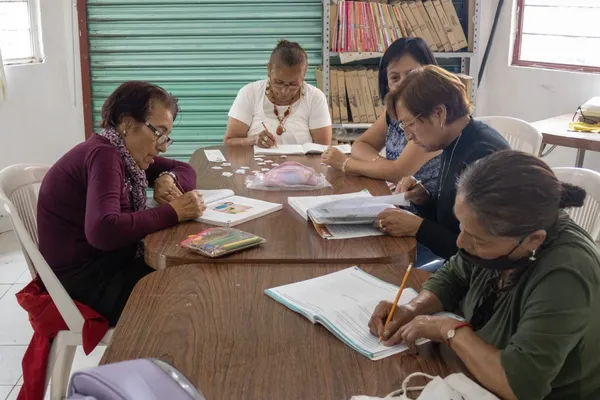 Asesores del IHEA enseñando a leer y escribir en jornada especial de alfabetización en Hidalgo, julio 2025.