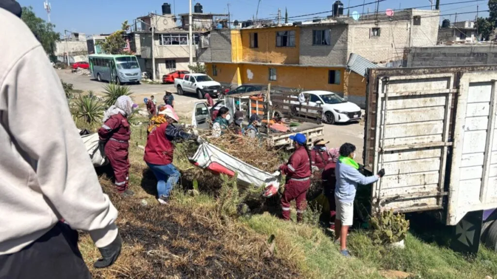 Edomex: Retiran 32 toneladas de basura durante jornada de limpieza del Lago de Xico