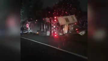 Vuelca tráiler sobre la México- Toluca; otro más queda atravesado en Cruz Blanca [VIDEO]