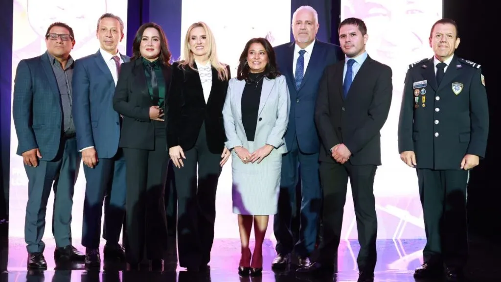 Romina Contreras recibe Distintivo Lidera por Sistema Municipal de Emergencias 24/7 y Centro de Justicia Cívica