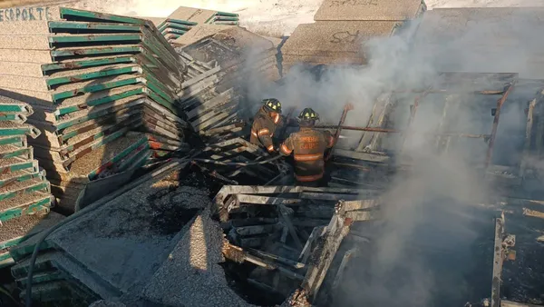 Bomberos de Ecatepec sofocan incendio en Las Américas
