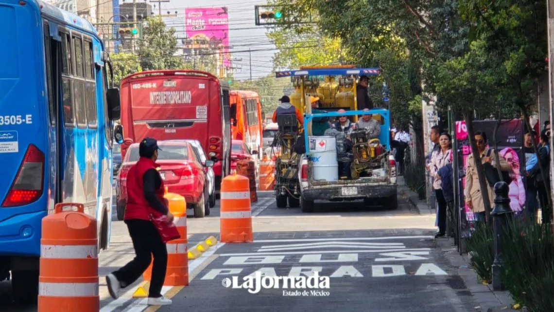 Caos vial en centro de Toluca por peregrinación y reparaciones