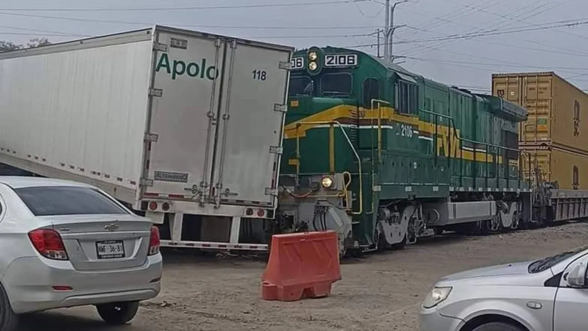 Un tráiler fue chocado por ganarle el paso al tren en Tultitlán
