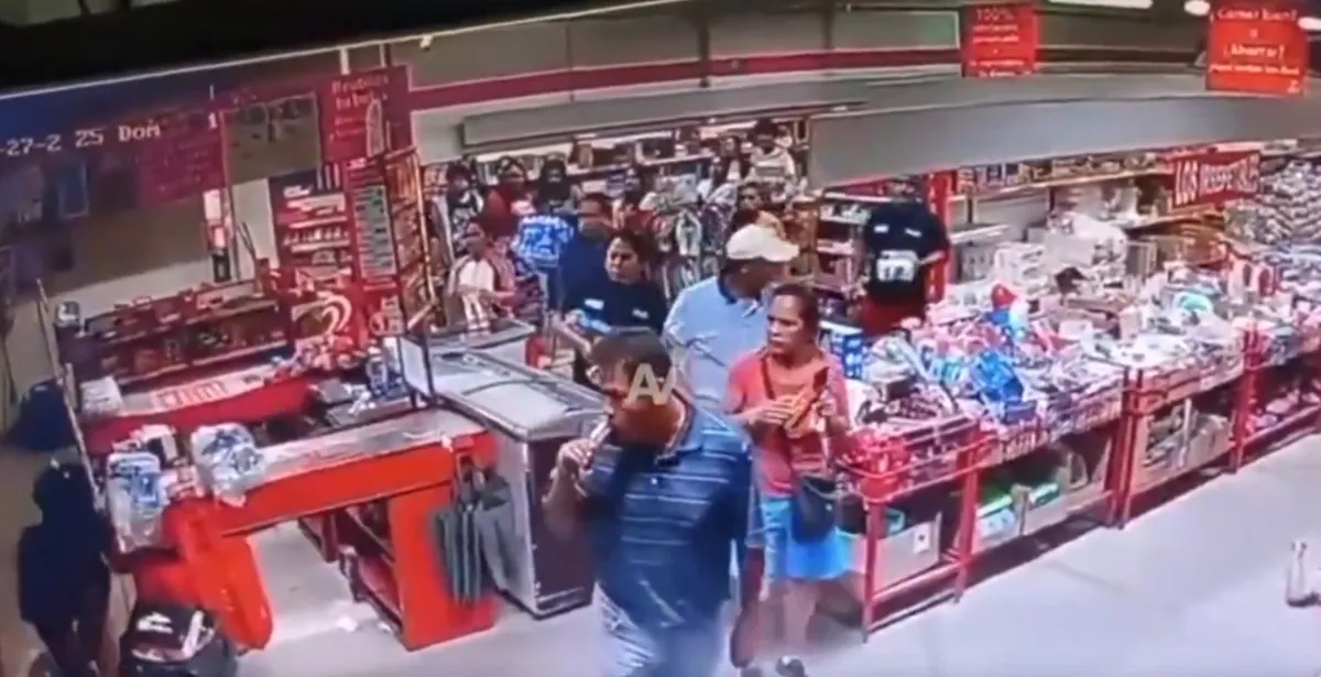 [VIDEO] Empleados de una tienda en Ecatepec fueron brutalmente golpeados por farderos