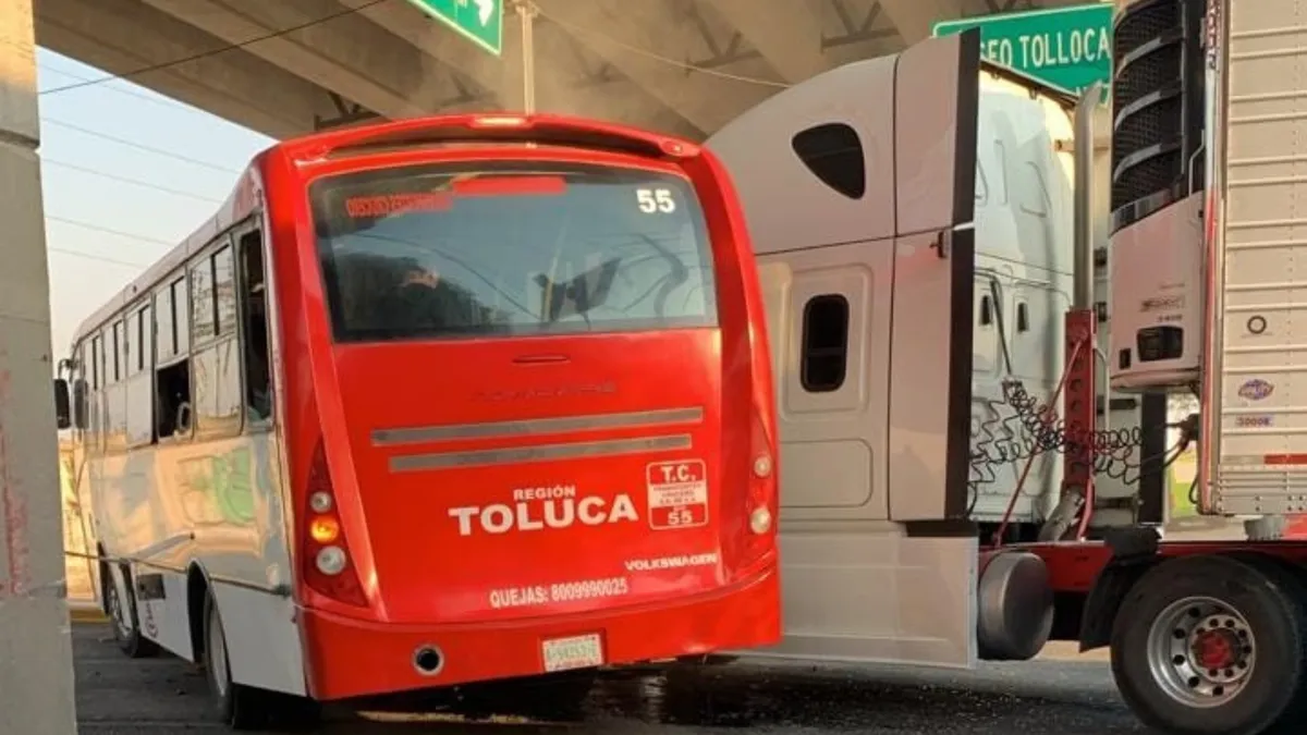 Toluca: Tráiler se impacta contra autobús de pasajeros