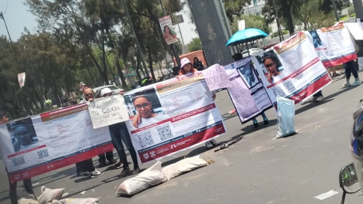 Motociclista enfrenta a manifestantes por bloqueo