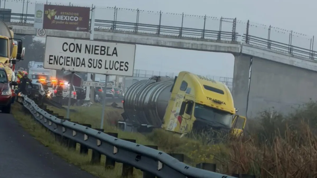 Tráfico detenido en ambos sentidos cerca de la caseta Chapultepec sobre la Tenango-Lerma