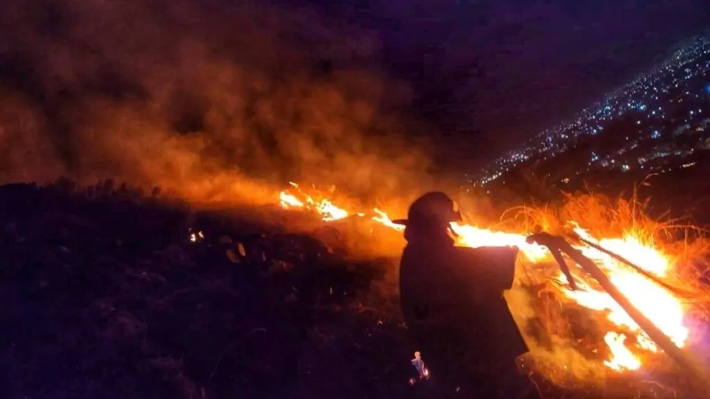Incendio en Santa Cruz Atzcapotzaltongo, Toluca, movilizó a bomberos
