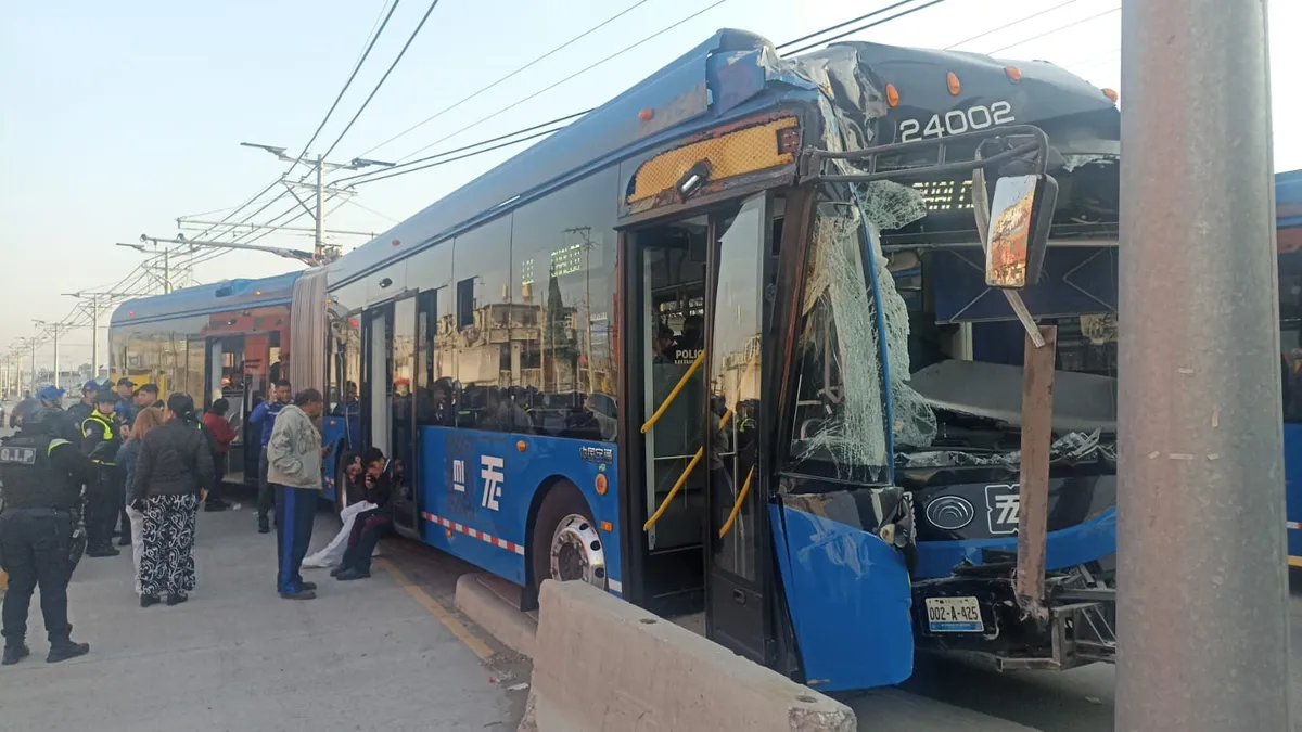 Trolebús se impacta contra estación en Chalco, deja al menos 20 lesionados