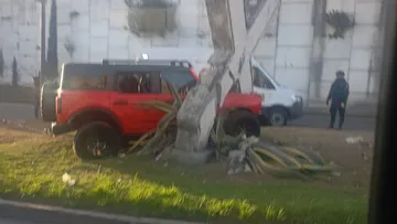 De acuerdo con los primeros reportes, el fuerte choque provocó la muerte de una persona que viajaba en la unidad.