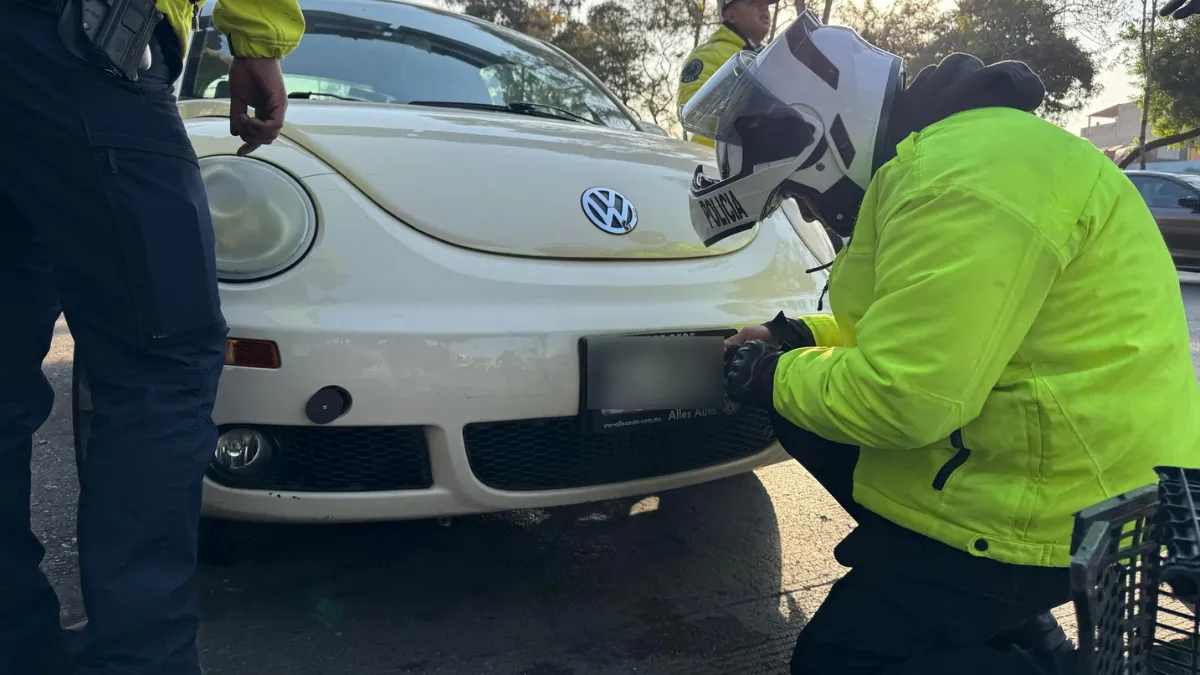 La SSC aplica multas y retención vehicular a conductores con placas obstruidas.