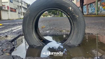 Toluca: Ciudadanos improvisan para tapar baches: árboles, llantas y tablas en las calles