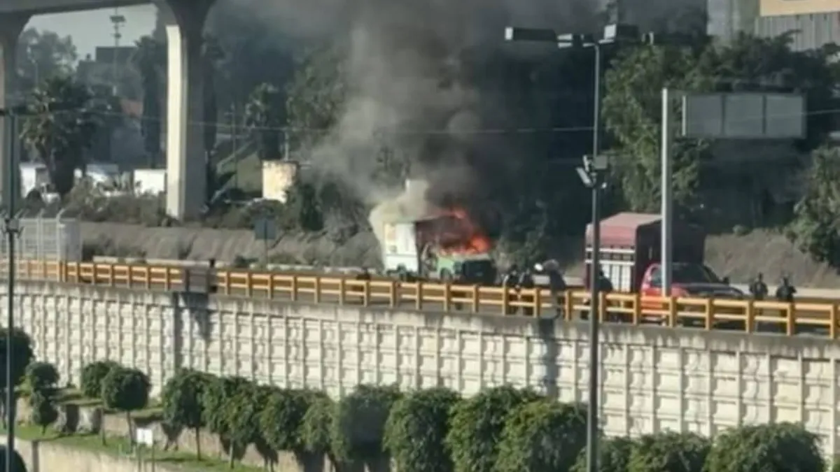 [VIDEO] ¡Vehículo en llamas paraliza la autopista México-Querétaro!