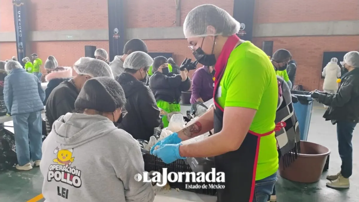 'Operación Pollo' reparte 4 mil cenas navideñas a personas vulnerables en Toluca