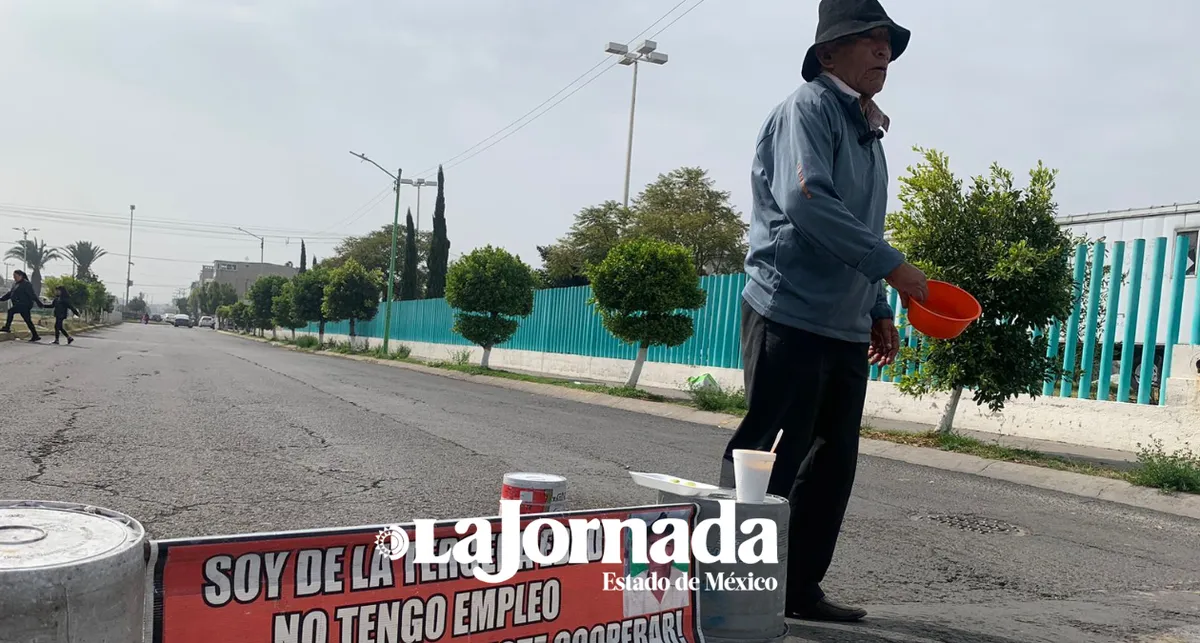 Ecatepec: Tras manejar un tráiler por 50 años, hoy sobrevive pintando topes