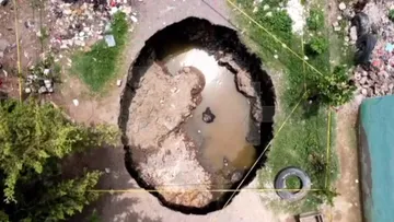 Mega socavón en Valle de Chalco preocupa a vecinos de la zona