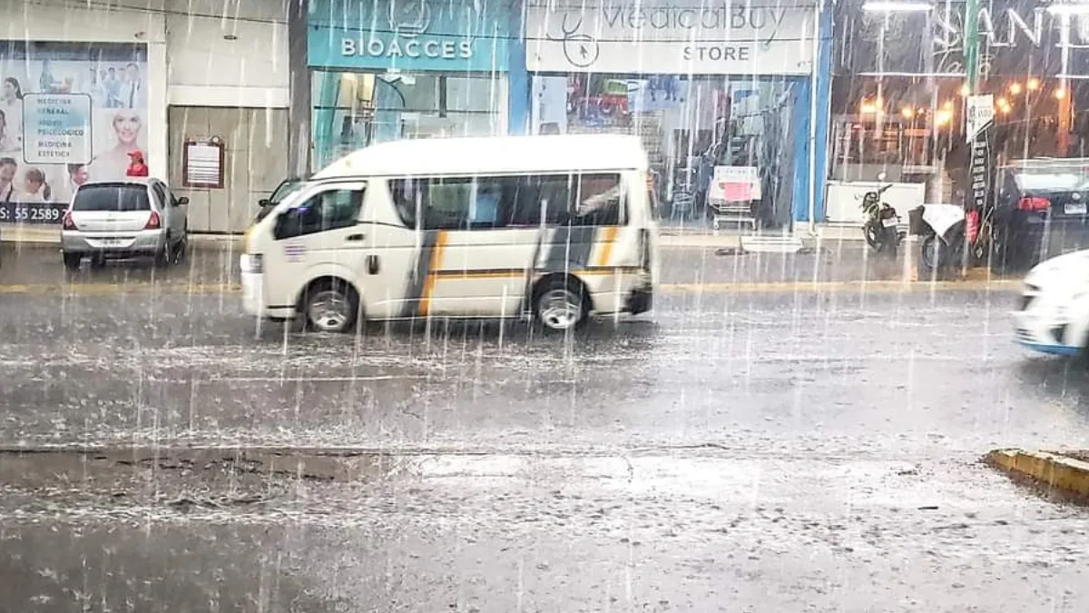 Lluvia causa encharcamientos y tráfico en el Valle de México