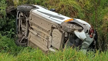 Auto queda volcado en la Toluca-Atlacomulco, cerca de Ixtlahuaca