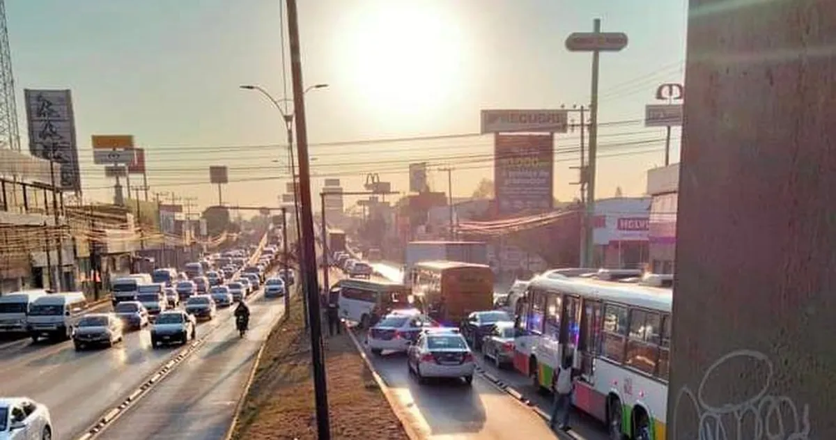 Combi choca al invadir carril del Mexibús, en Coacalco