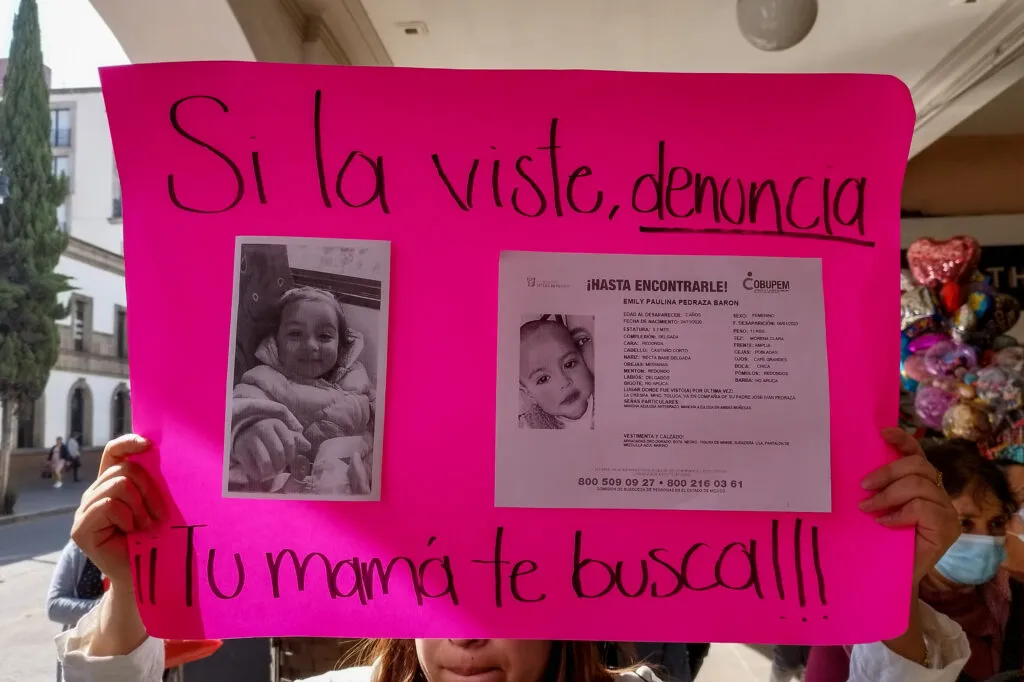 Madre de Emily inicia campaña de búsqueda de la menor en Toluca