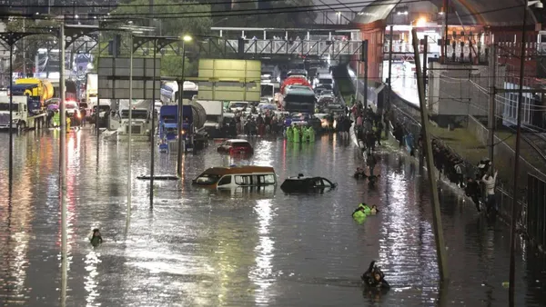 Calzada Ignacio Zaragoza quedó bajo el agua tras lluvias