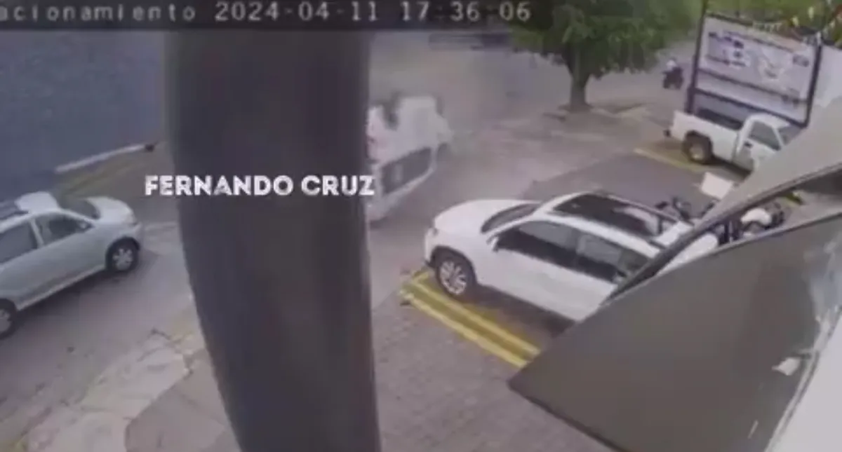 VIDEO del momento exacto en que combi cae y aplasta a camioneta en Edomex