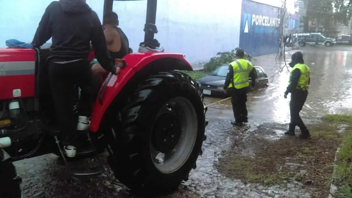 Rescatan a hombre atrapado tras una inundación en Atlautla