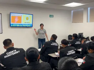 Policías de Monterrey reciben clases de inglés rumbo al Mundial 2026