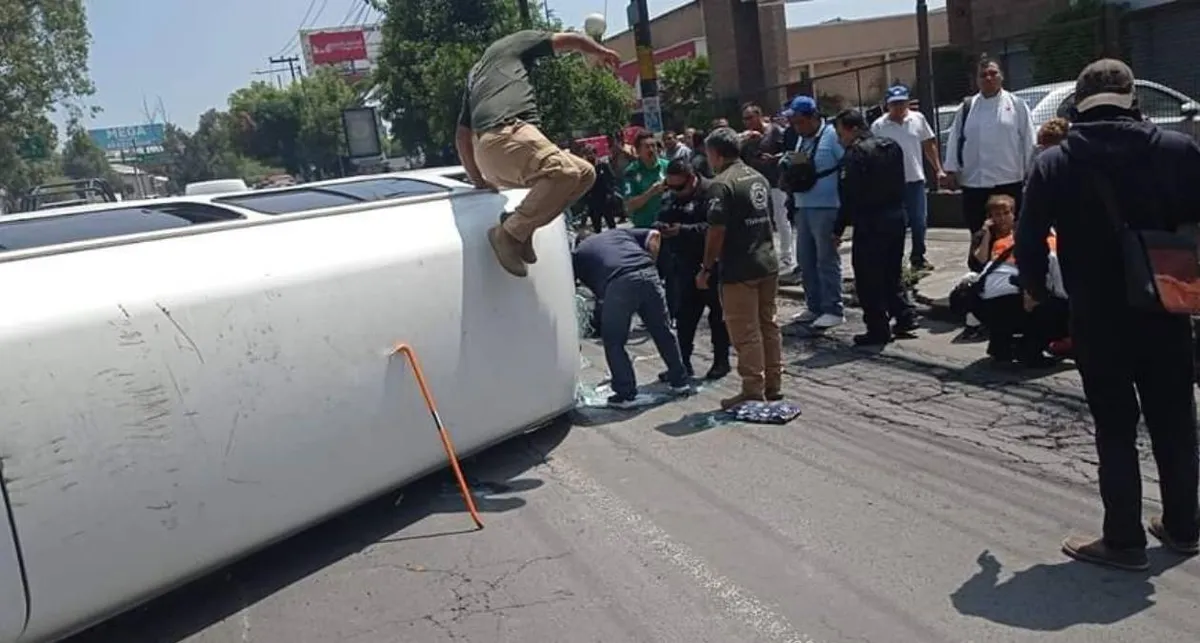 Tlalnepantla: Volcadura de combi deja siete pasajeros lesionados